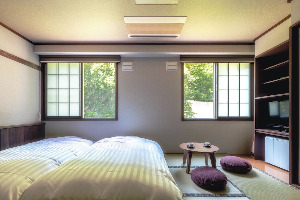 Japanese-Twin room with mountainview Non Smoking (14sqm)