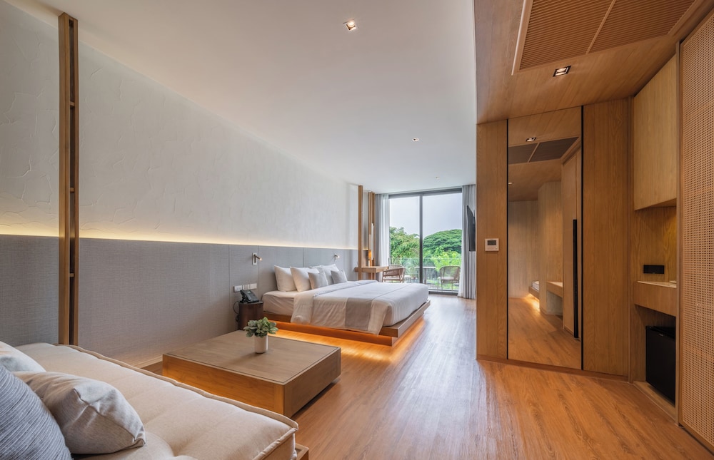 Deluxe Connecting Room Pool View - Photo 6