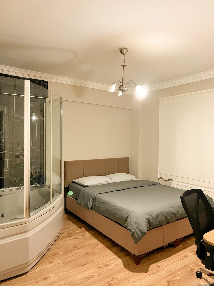 Business Apartment, 1 King Bed, Jetted Tub photo 1