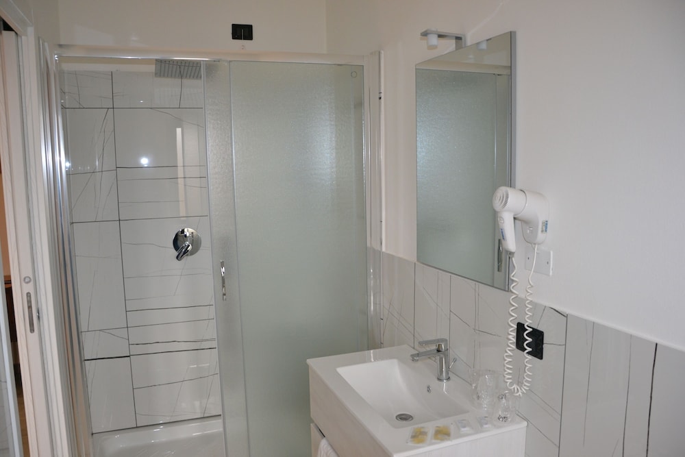 Standard Triple Room, Ensuite, Courtyard View photo 3
