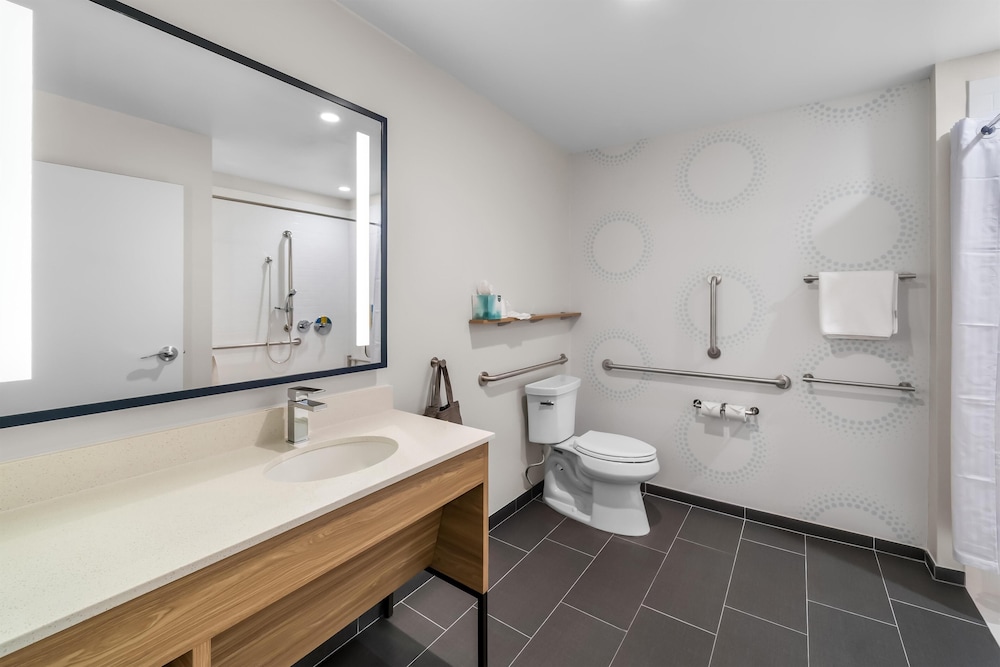 Room, 1 King Bed, Accessible (Mobility & Hearing, Roll-in Shower) photo 3
