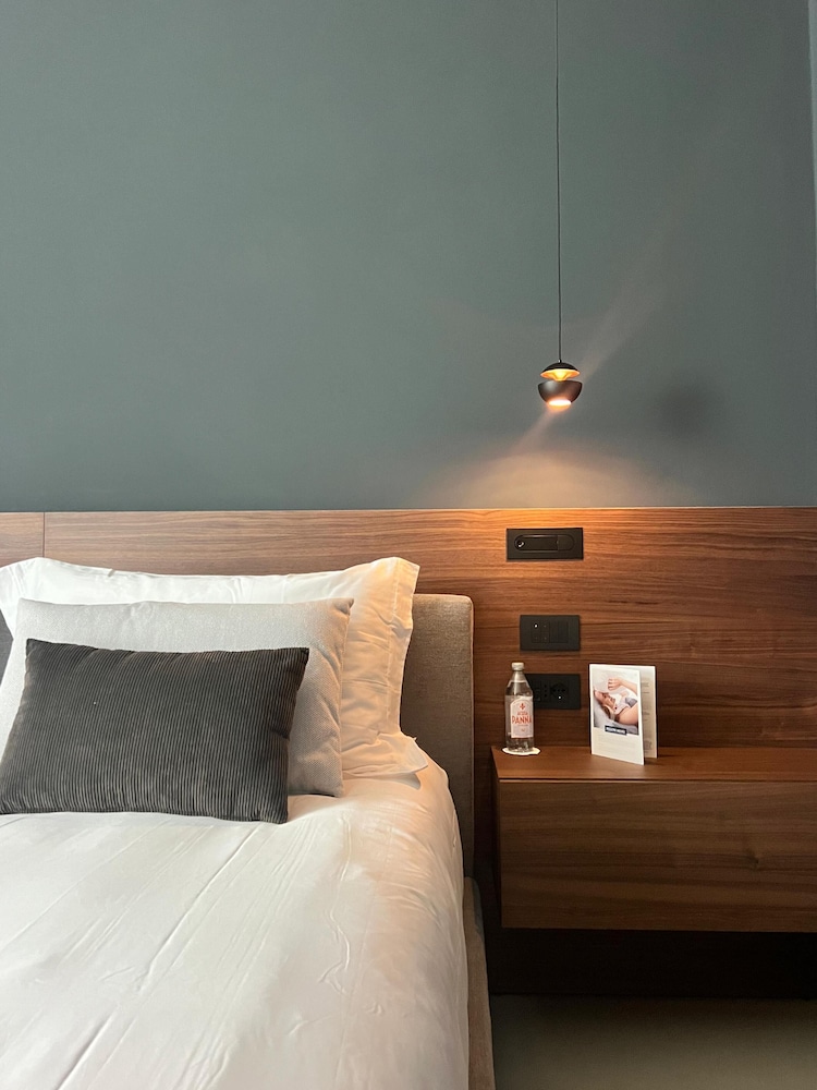 Deluxe Suite - Photo 11