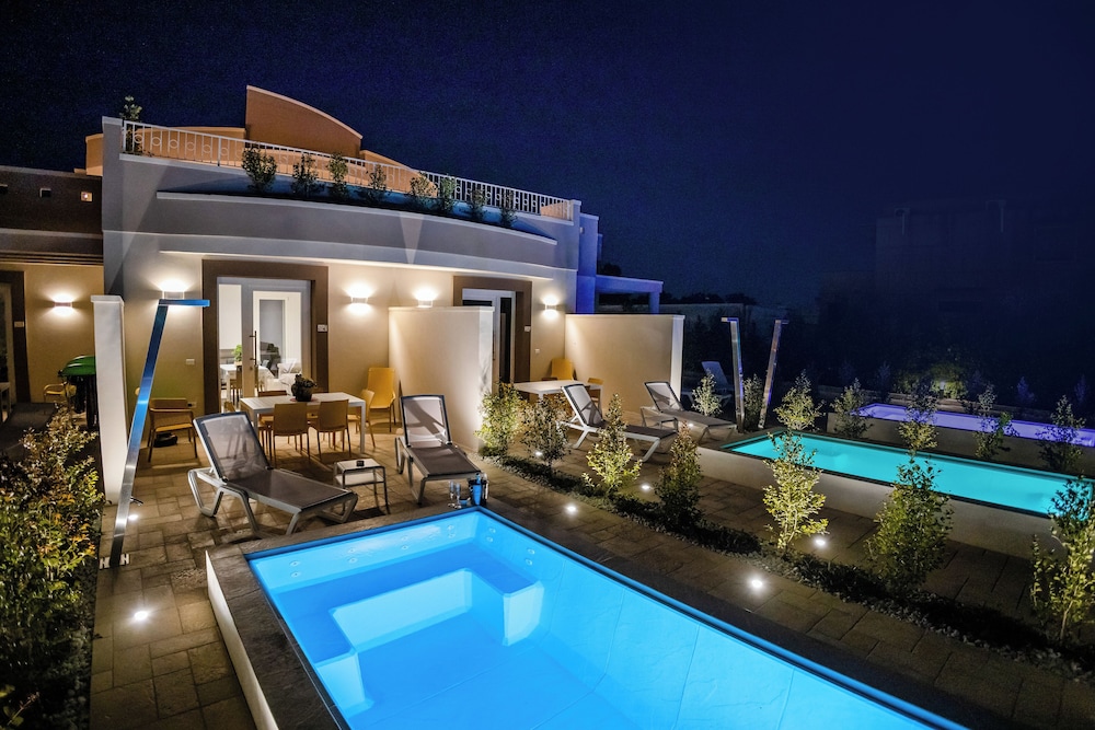 Luxury Suite, Patio, Pool View