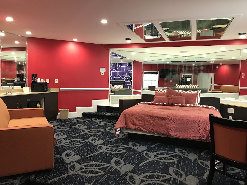 Honeymoon Suite, 1 King Bed, Smoking, Jetted Tub photo 1