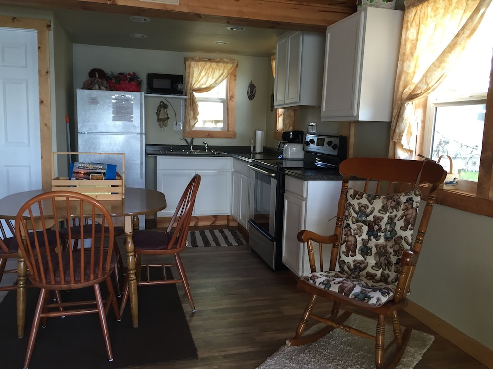 Cabin, 2 Bedrooms, Lakeside photo 3