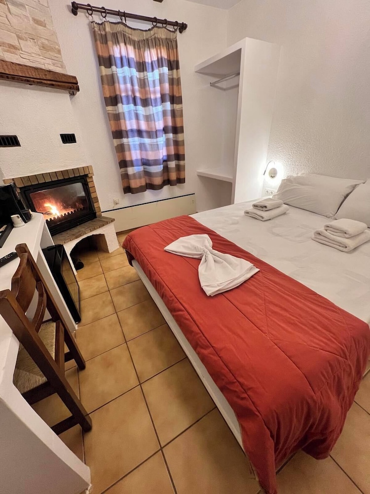 Classic Double Room, Fireplace photo 3