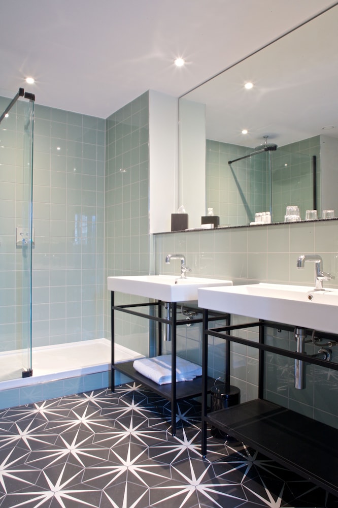 Suite - Photo 13