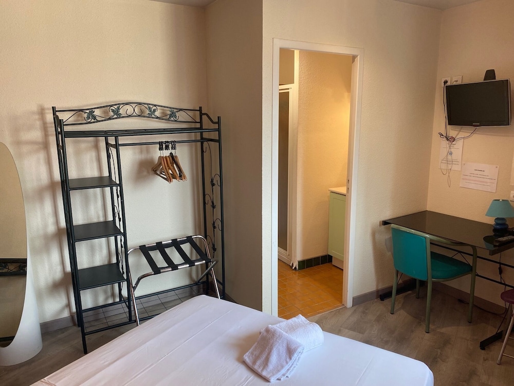 Classic Double or Twin Room, Ensuite photo 3