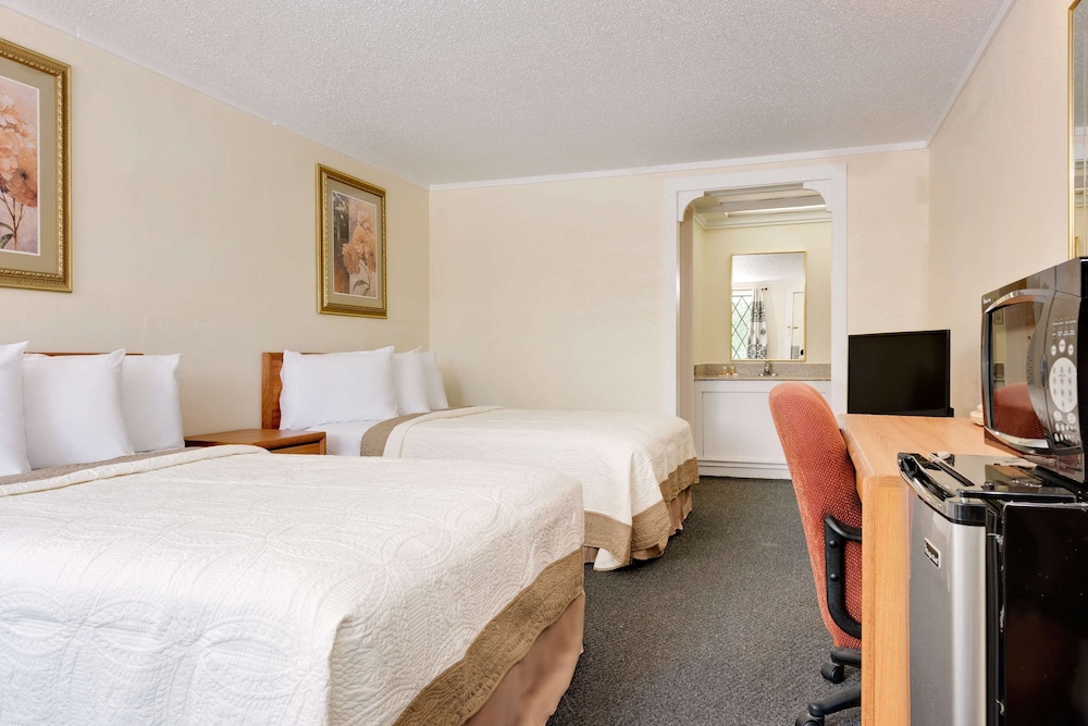 Room, 2 Double Beds - Photo 3