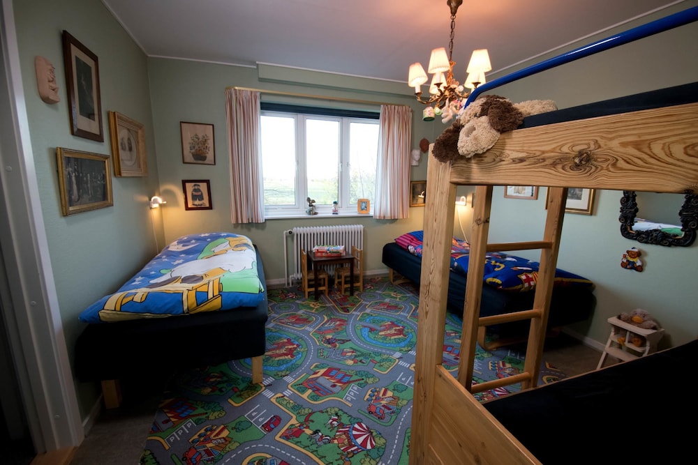 Family Room, 2 Bedrooms, Private Bathroom photo 3