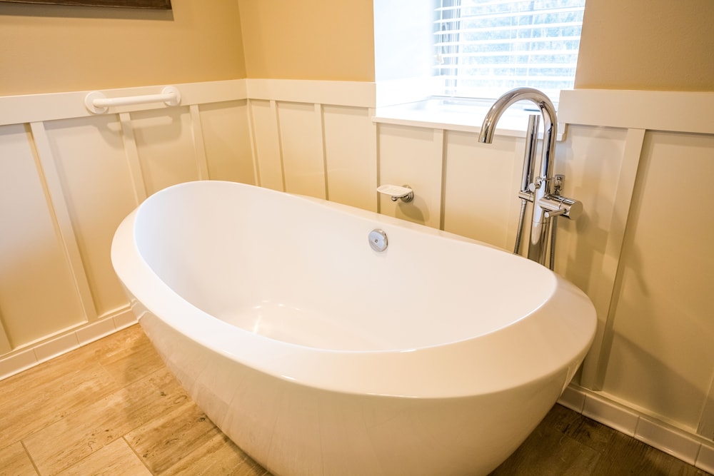 Studio, 1 Queen Bed, Partial Ocean View (Not pet friendly), photo 6
