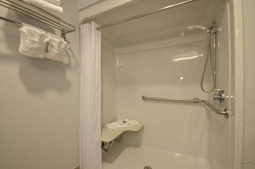 Suite, Multiple Beds, Accessible, Non Smoking (Refrigerator & Microwave with Sofabed) - Photo 4