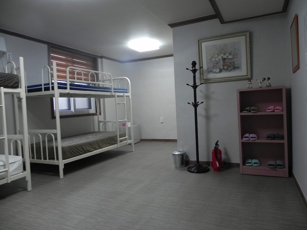 Room, Multiple Beds, Non Smoking photo 3