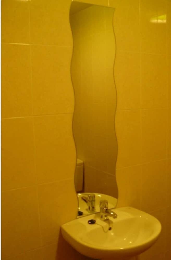 Economy Quadruple Room, Private Bathroom photo 3