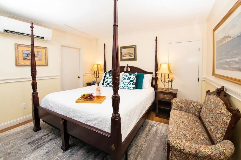 Traditional Studio Suite, Jetted Tub (Pet Friendly) photo 2