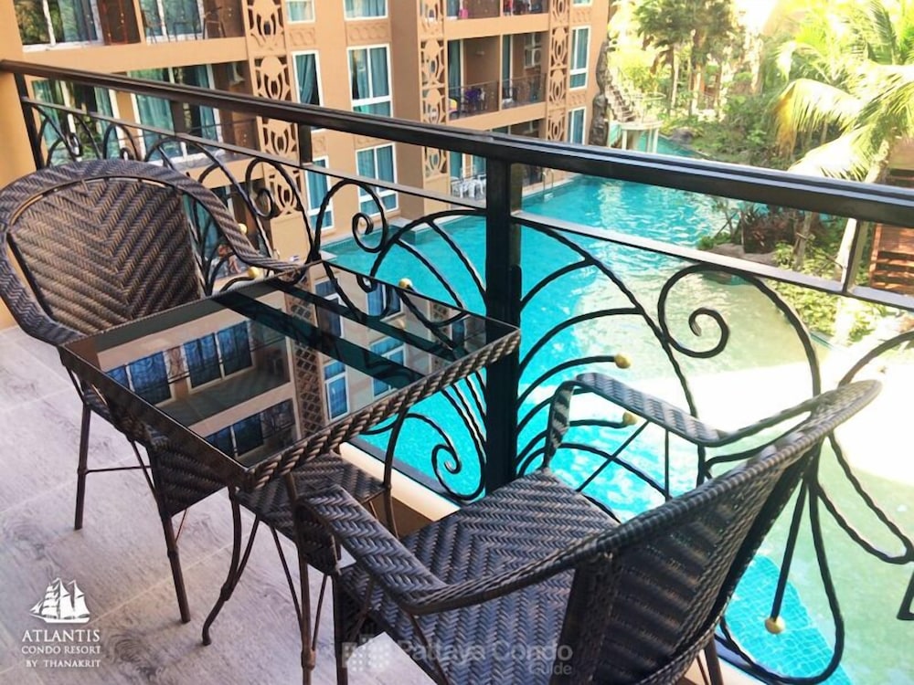 Family Suite, 1 Bedroom, Kitchenette, Pool View photo 2
