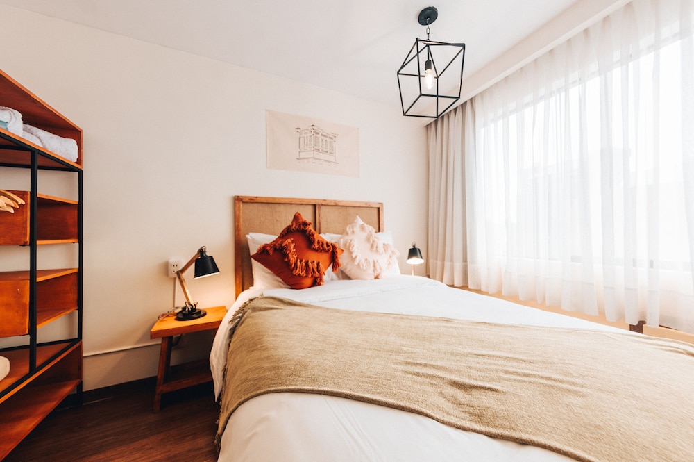 Compact Room with Shared Bathroom photo 3