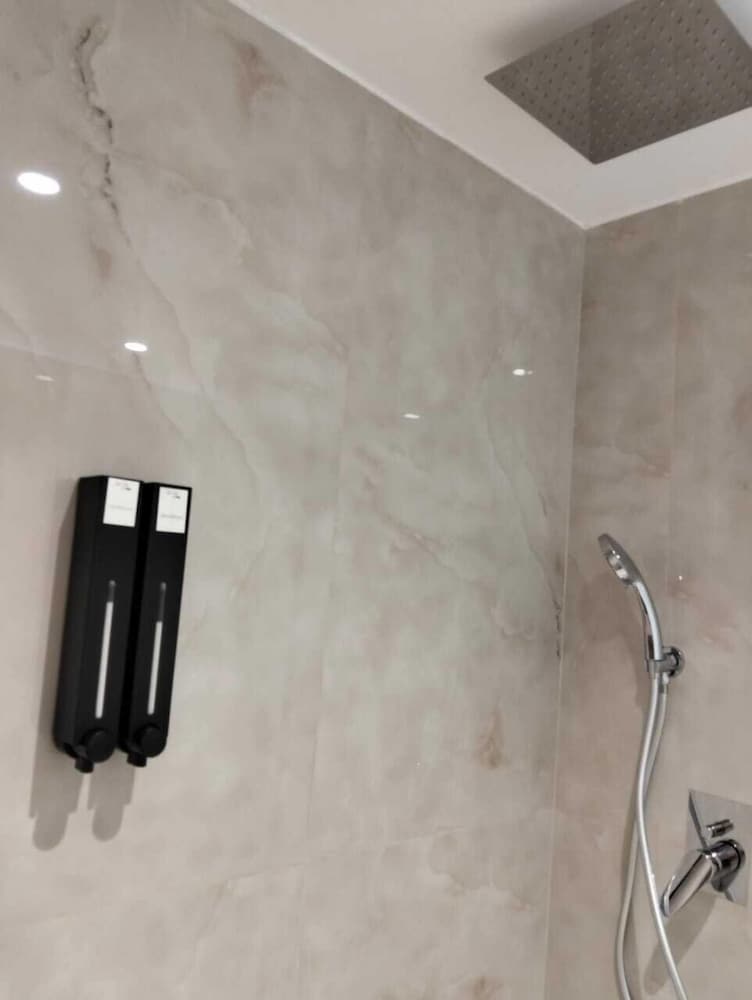 Deluxe Triple Room - Photo 15