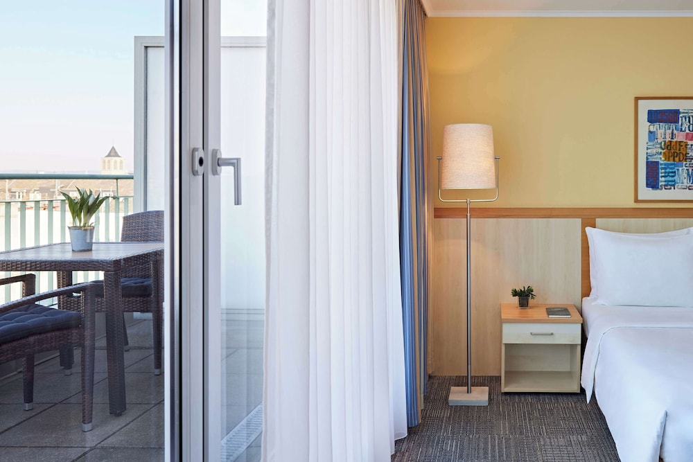 Deluxe Room, 1 Queen Bed, Balcony - Photo 9