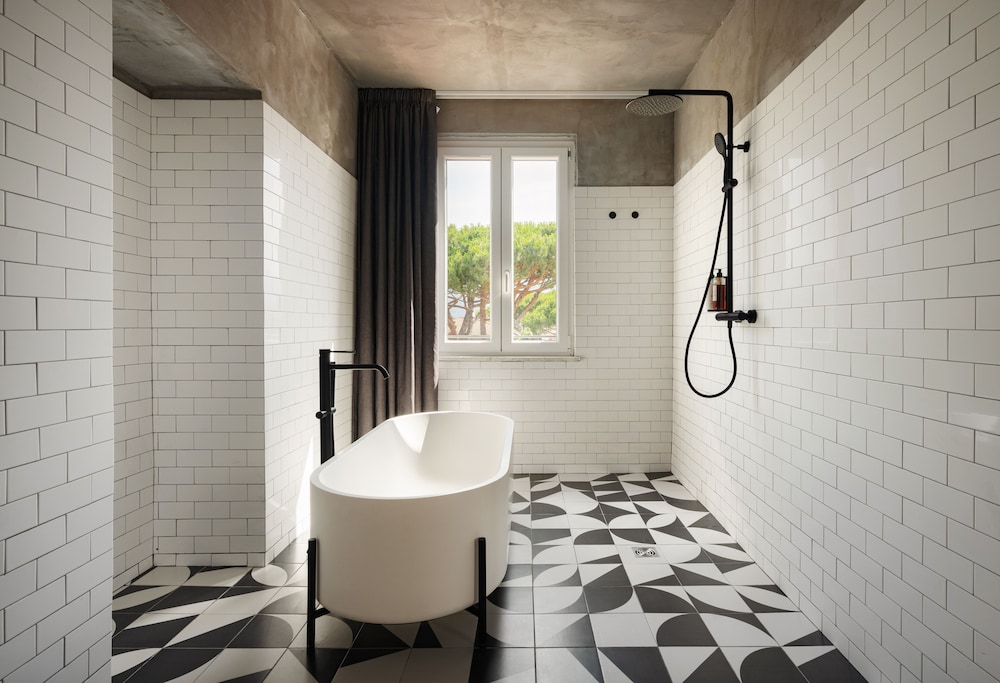 Suite, Bathtub photo 2