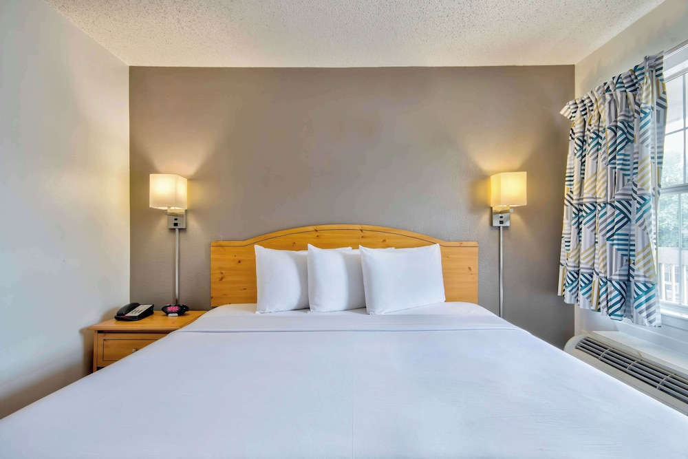 Standard Room, 1 King Bed, Accessible, Non Smoking