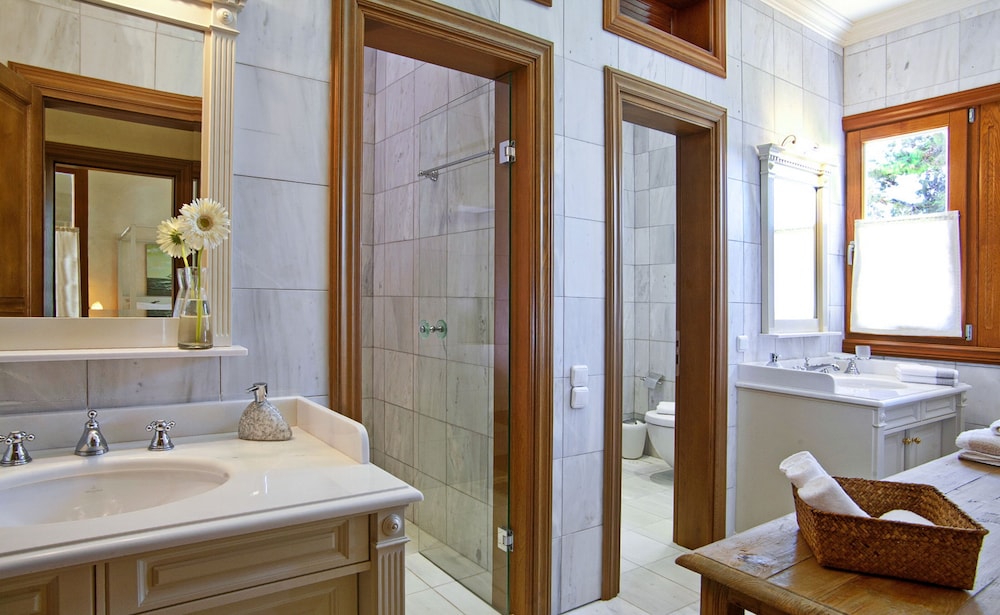 Suite (Aristoteles) photo 2