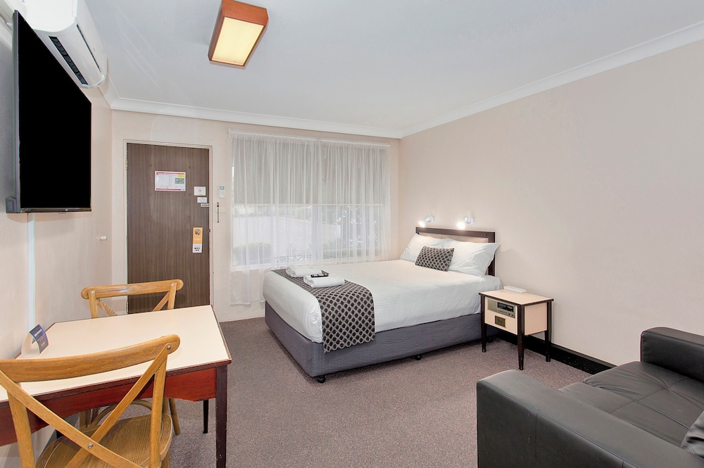 Standard Room, 1 Queen Bed, Non Smoking - Photo 1