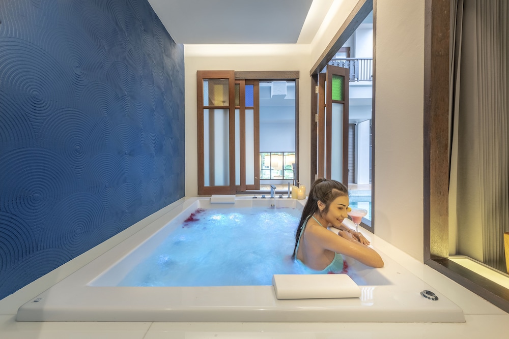 Jacuzzi Pool Access - Photo 9