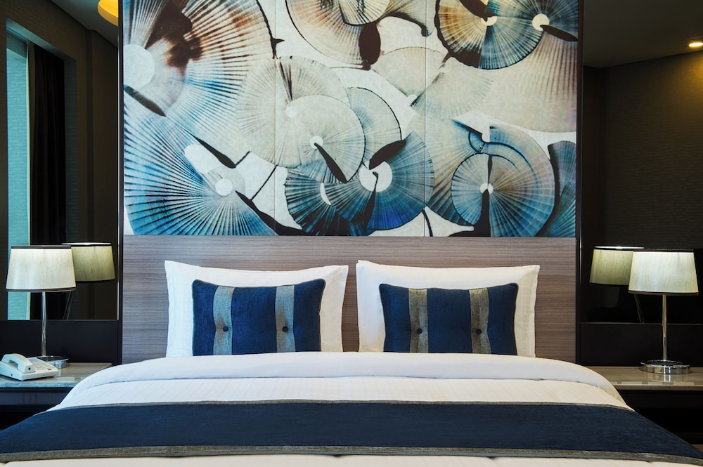Deluxe Room, 1 King Bed photo 3