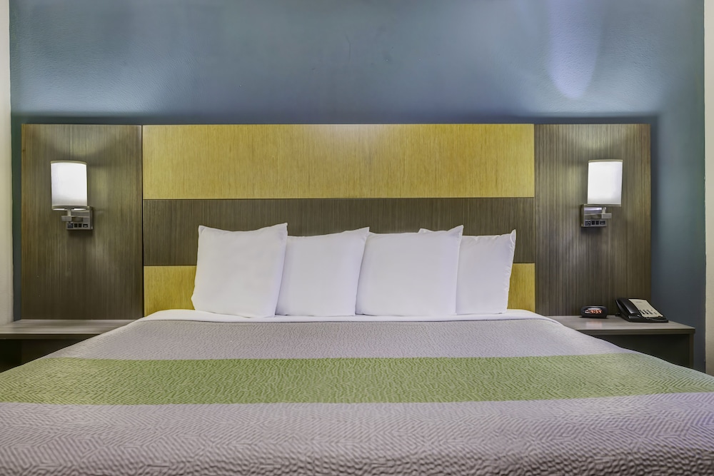 Deluxe Room, 1 King Bed, Non Smoking, Kitchenette photo 3