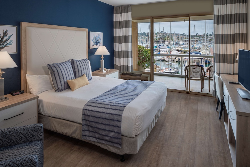 Standard Room, 1 King Bed, Balcony, Marina View photo 3