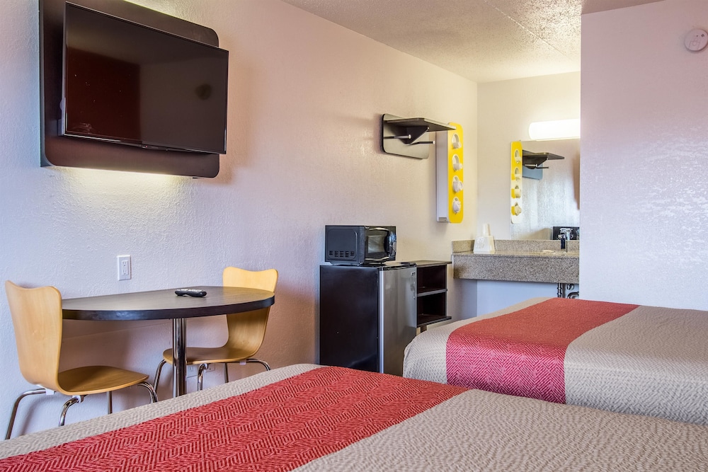 Standard Room, 2 Queen Beds, Smoking - Photo 4