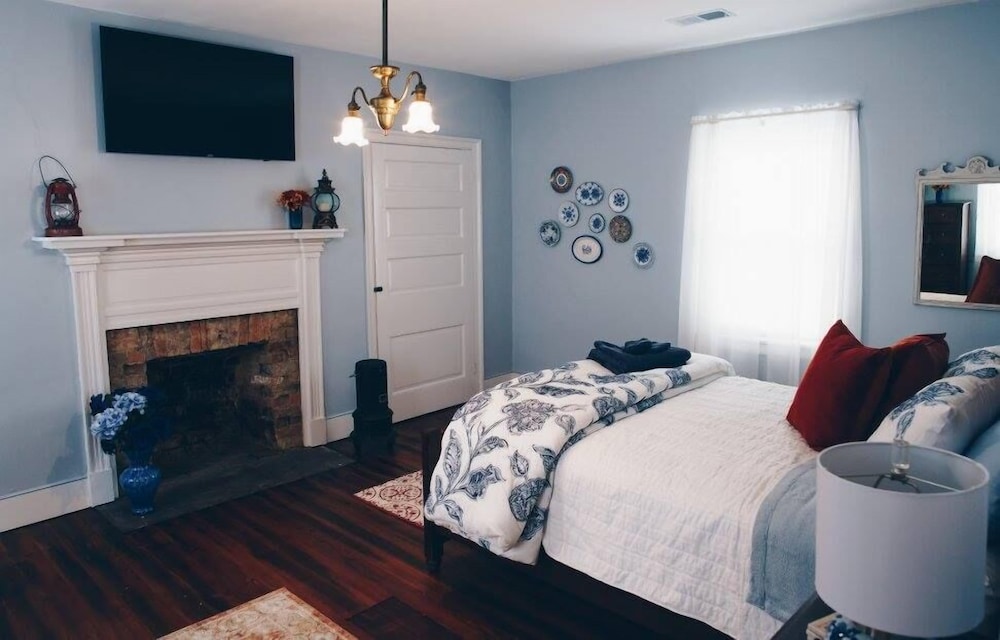 Luxury Room, 1 Queen Bed (Shared Bathroom) photo 3