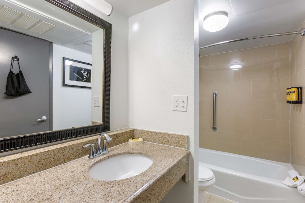 Standard Room, 1 King Bed, Non Smoking (2nd Floor;Larger Room;with Sofabed) - Photo 3