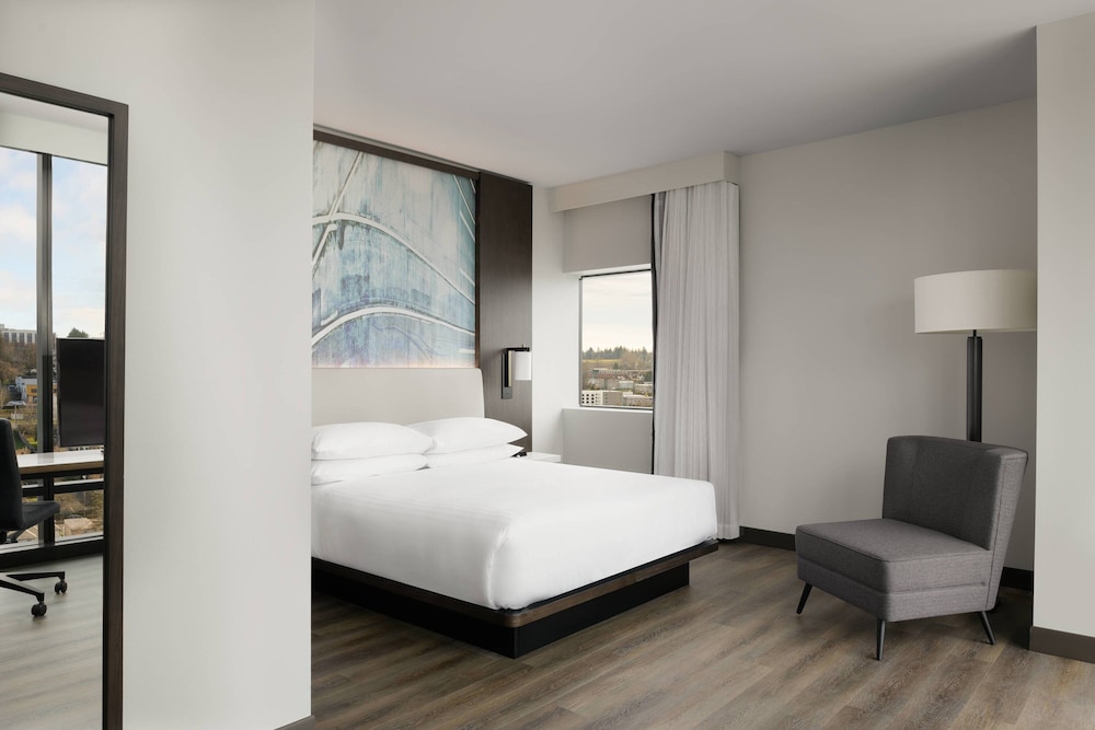 Deluxe Room, 1 King Bed, Corner - Photo 1