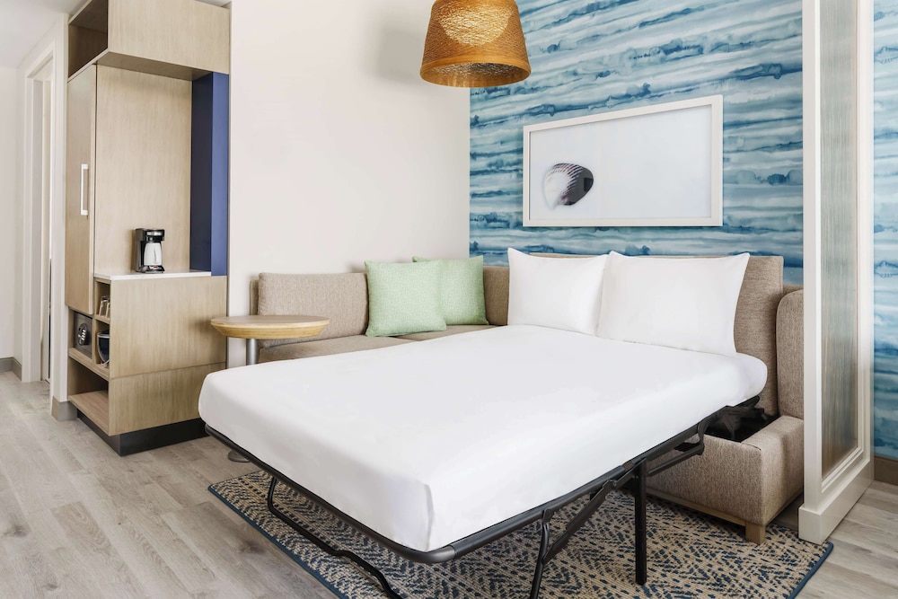 Suite, 1 Bedroom, Balcony (Gulf View, High Floor) - Photo 8