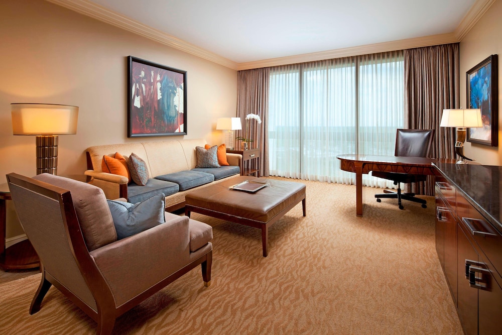 Suite, 1 Bedroom, Corner - Photo 3