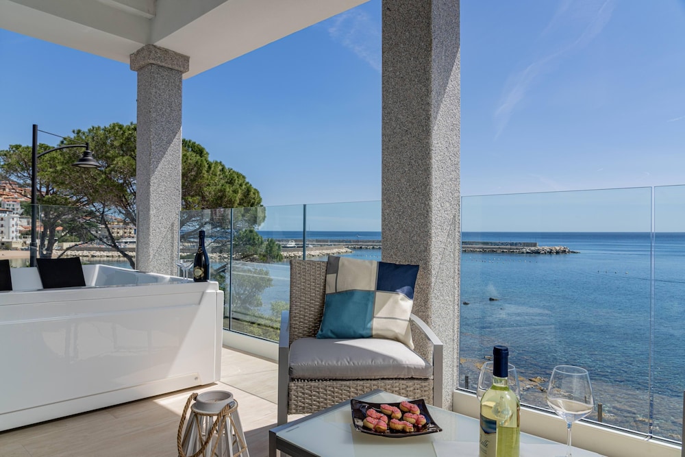Deluxe Room, Hot Tub, Sea View - Photo 4