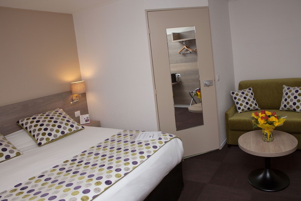 Comfort Room, 1 Queen Bed, Non Smoking, Bathtub (with Single Sofabed) - Photo 6