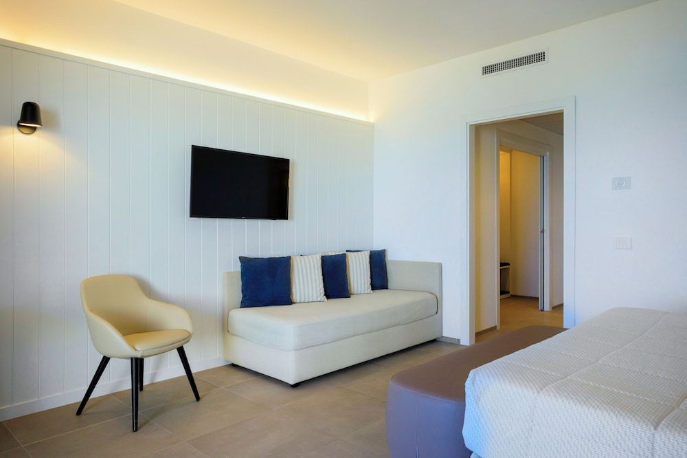 Junior Suite (includes 1 free Spa access per person per stay) - Photo 2