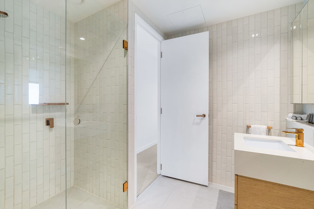 2 Bedroom 2 Bathroom Apartment - Photo 11