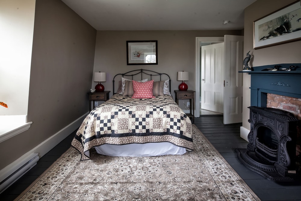 Landry-Suite-Standard-Ensuite with Bath-Countryside view photo 1