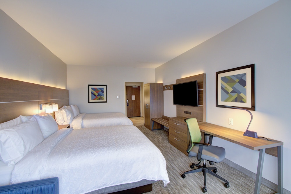 Suite, 2 Queen Beds, Lake View