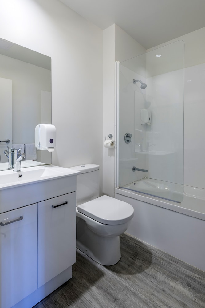 Superior One-Bedroom Apartment thumbnail 6