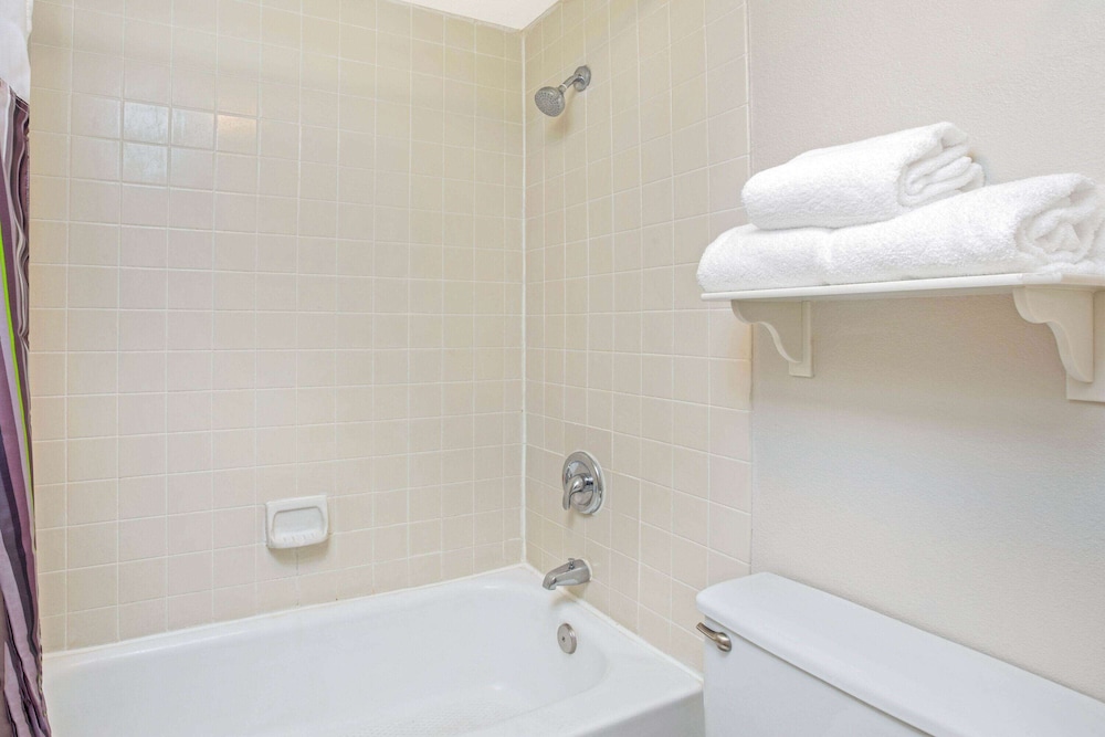 Room, 1 King Bed, Non Smoking - Photo 4