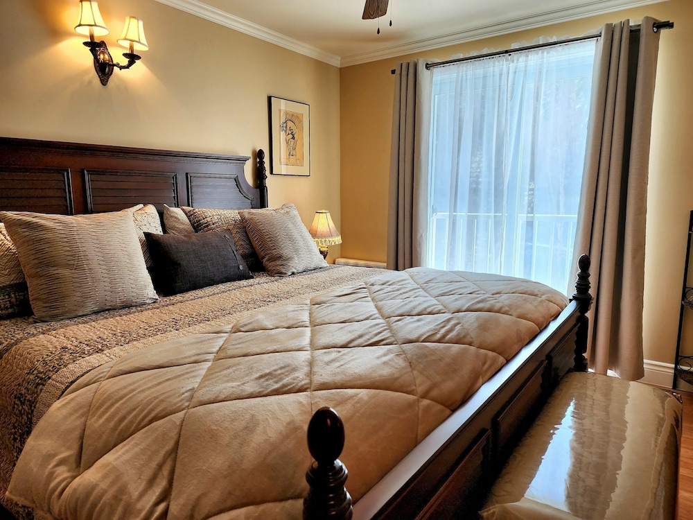 Deluxe Room, 1 King Bed, Private Bathroom photo 1