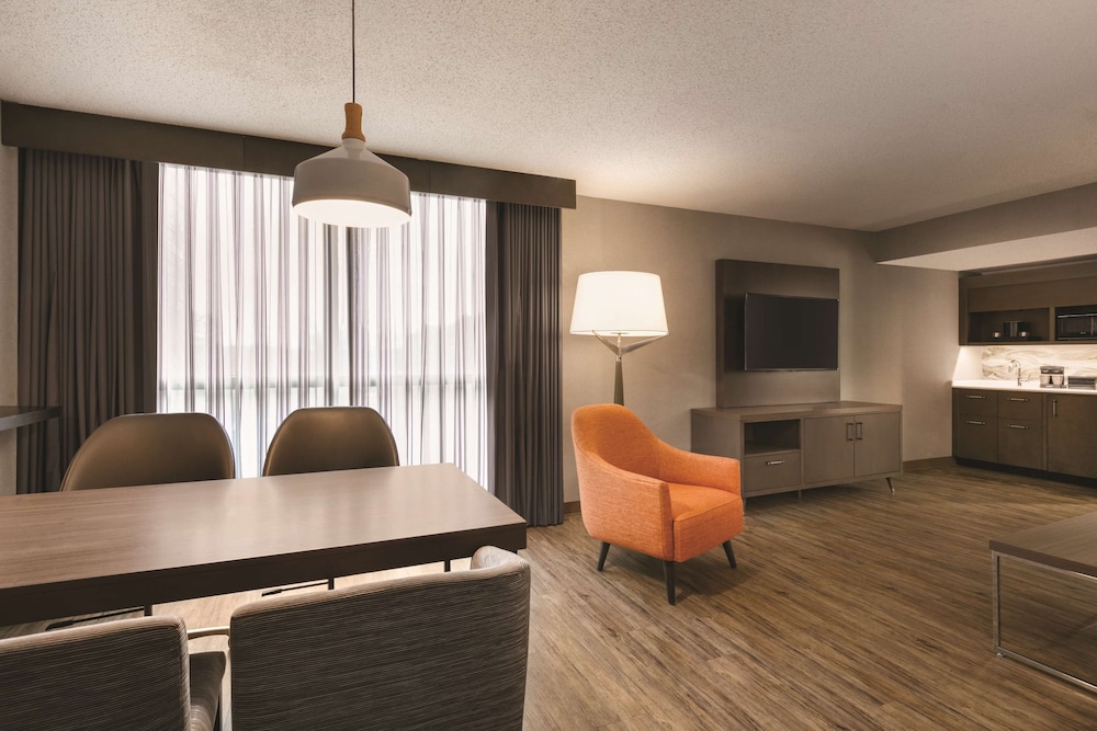 Corner Suite, 1 King Bed, Shower photo 1