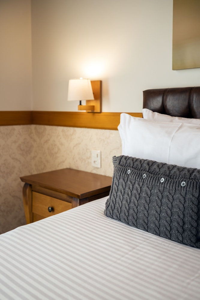Deluxe Quadruple Room, 2 Queen Beds photo 2