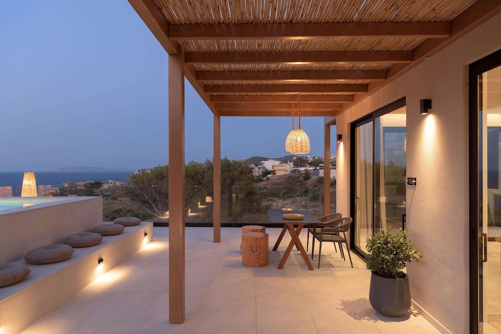 Hilltop Executive Suite with Jacuzzi and Private Pool, Panoramic Sea View - Adults Only - Photo 9