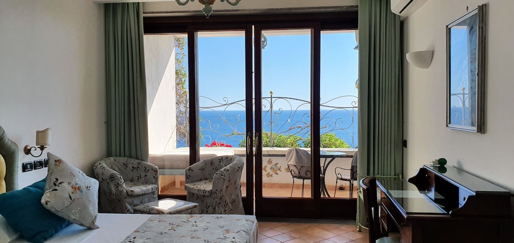 Deluxe Room, 1 Bedroom, Sea View - Photo 2